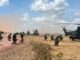 Militares desembarcando de helicópteros durante a Operação Atlas 2025 em região de campo aberto.