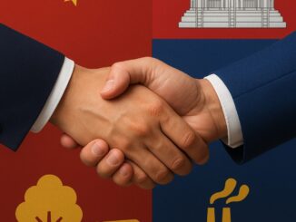 Ilustração de mãos se apertando sobre um mapa do Sudeste Asiático, destacando China em vermelho e Camboja em azul e amarelo, com símbolos de madeira e tecidos representando setores de investimento estratégico.