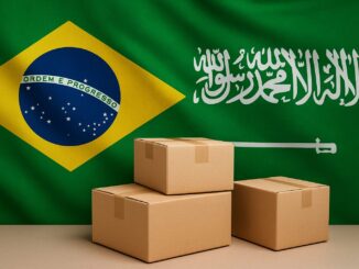 Bandeiras do Brasil e da Arábia Saudita lado a lado, com três caixas de exportação empilhadas à frente, simbolizando o comércio internacional de carne de aves entre os dois países.