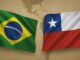 Bandeiras do Brasil e Chile em destaque sobre mapa da América Latina, simbolizando crescimento econômico em 2025.
