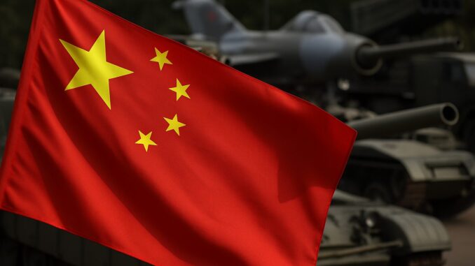 Bandeira da China em destaque com tanques e jatos militares ao fundo, simbolizando a expansão militar e a exportação de armas chinesas.