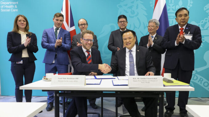 Lord Nick Markham e H.E. Sr. Anutin Charnvirakul assinam um memorando de entendimento no Departamento de Saúde e Assistência Social (DHSC) em Londres, 19 de janeiro de 2023.
