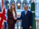 Ishaq Dar sendo recebido por Angela Rayner no Foreign Office em Londres, 2024