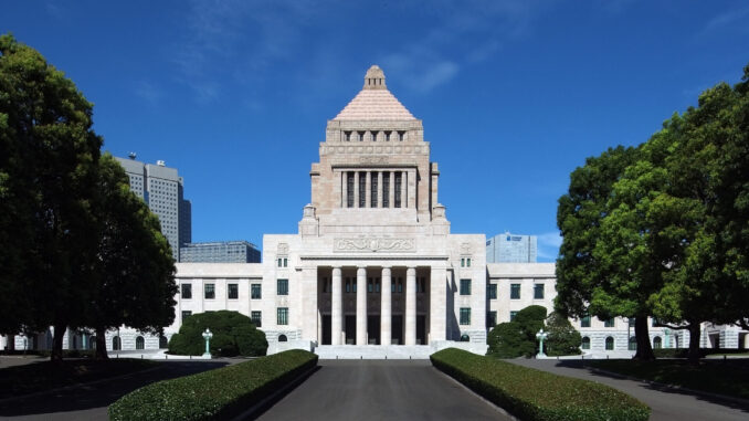 Prédio da Dieta Nacional do Japão visto de frente, com céu claro ao fundo, representando o governo japonês.