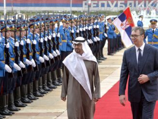 O Presidente sérvio Aleksandar Vučić recebe o Presidente dos Emirados Árabes Unidos, Sheikh Mohamed bin Zayed, durante cerimônia oficial em Belgrado, com guarda de honra ao fundo.