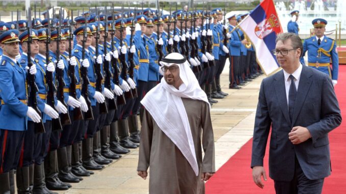 O Presidente sérvio Aleksandar Vučić recebe o Presidente dos Emirados Árabes Unidos, Sheikh Mohamed bin Zayed, durante cerimônia oficial em Belgrado, com guarda de honra ao fundo.