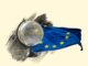 Ilustração estilizada de um globo terrestre com contornos dourados sobreposto à bandeira da União Europeia em fundo claro.