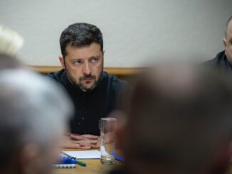 Presidente Zelensky em reunião com equipe responsável pela libertação de prisioneiros ucranianos, julho de 2025.