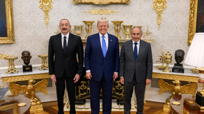 Donald Trump posa entre Ilham Aliyev, presidente do Azerbaijão, e Nikol Pashinyan, primeiro-ministro da Armênia, em ambiente formal na Casa Branca.