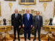 Donald Trump posa entre Ilham Aliyev, presidente do Azerbaijão, e Nikol Pashinyan, primeiro-ministro da Armênia, em ambiente formal na Casa Branca.