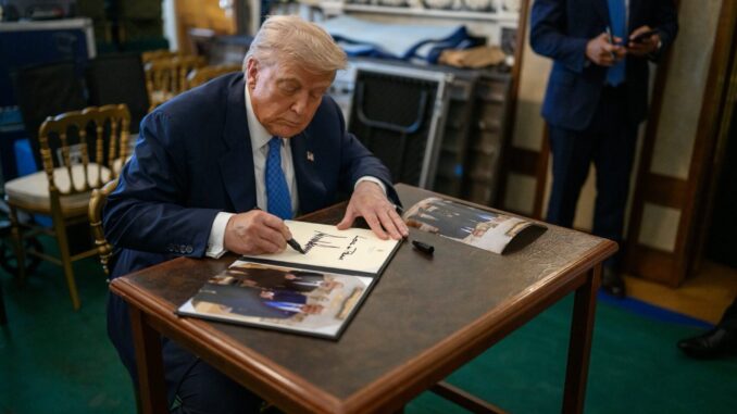 Donald Trump assinando documento oficial em ambiente formal, representando uma decisão presidencial importante.