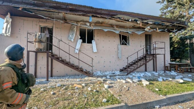 Socorrista observa prédio danificado com fachadas destruídas após ataque em Zaporizhia, Ucrânia, em 6 de agosto de 2025.