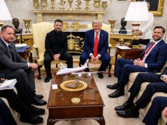 Presidente Donald Trump e presidente Volodymyr Zelensky sentados na Sala Oval da Casa Branca, cercados por assessores, durante reunião diplomática sobre a Ucrânia.
