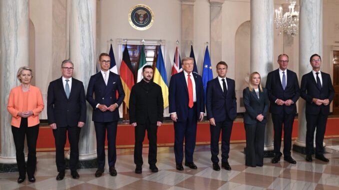 Reunião de líderes internacionais em 18 de agosto de 2025, incluindo Donald Trump e outros chefes de Estado e representantes europeus, em sala oficial com bandeiras nacionais ao fundo.