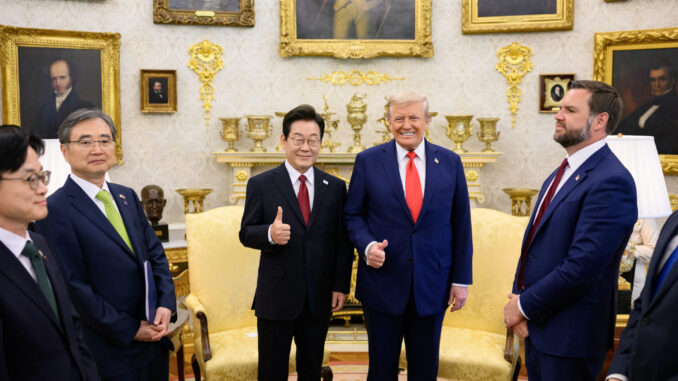 Presidente Donald Trump e presidente Lee Jae Myung durante a cúpula em Washington em 25 de agosto de 2025, com gestos de positivo, cercados por assessores.
