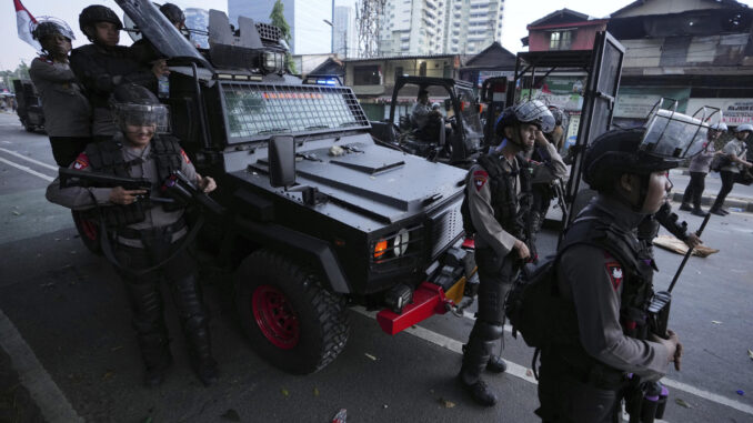 Soldados do exército indonésio em ação durante protestos contra o governo, com confronto em várias províncias.