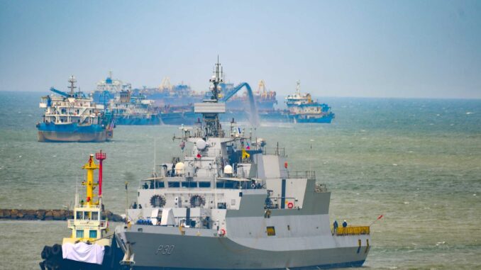 Navio de guerra indiano INS Kiltan (P30) navegando em águas do Indo-Pacífico durante exercícios militares com aliados regionais.