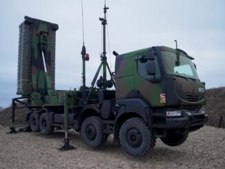 Veículo militar francês equipado com sistema de defesa aérea MAMBA (SAMP/T) em operação na Romênia.