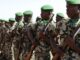 Soldados malineses em formação durante o Exercício Flintlock em Bamako, representando a disciplina e presença militar no país.