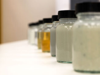 Amostras de policarbonato reciclado em diferentes estágios de processamento na planta de reciclagem da Trinseo.