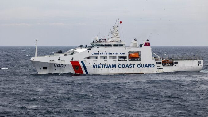Navio de patrulha CSB 8001 da Guarda Costeira do Vietnã navegando no mar