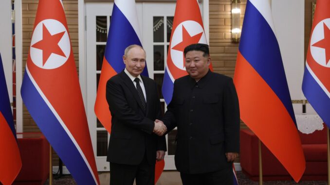 Vladimir Putin e Kim Jong-un se cumprimentando durante visita oficial em Pyongyang, junho de 2024.