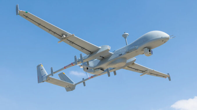 Drone Heron MK II da Israel Aerospace Industries voando em céu azul durante missão de longa duração.