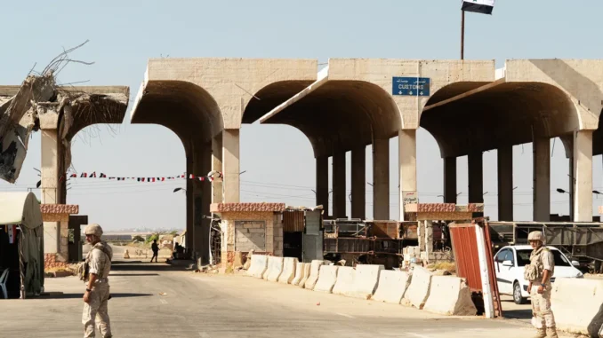 A imagem mostra um posto de controle na fronteira entre Síria e Jordânia, onde forças militares monitoram o trânsito e garantem a segurança em uma área sensível e estratégica.