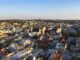 Vista panorâmica da cidade de Lviv, no oeste da Ucrânia, mostrando a arquitetura histórica e o centro urbano.