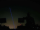 Um soldado tailandês realiza testes com uma arma laser de alta energia durante exercícios noturnos na Base Aérea 1.