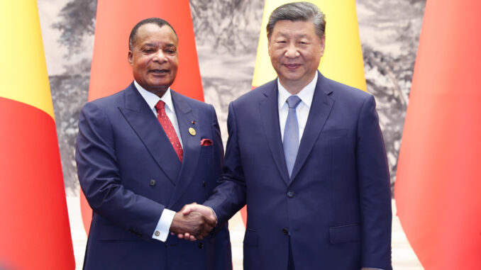 Presidentes Xi Jinping e Denis Sassou Nguesso durante a assinatura de documentos de cooperação no Grande Salão do Povo, Pequim, setembro de 2024.