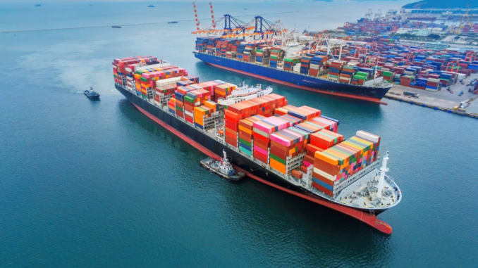 Navios cargueiros atracados em porto brasileiro, representando a exportação de carne do Brasil para o mercado internacional.