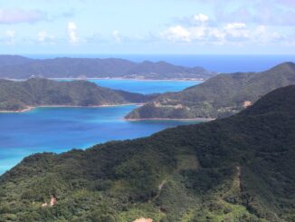 Paisagem costeira de Amami Oshima com praia e mar azul, Japão