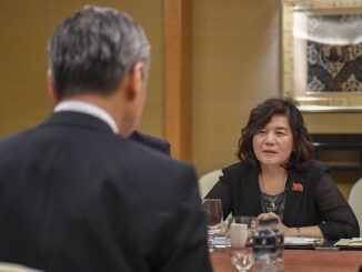 Choe Son Hui, vice-ministra das Relações Exteriores da Coreia do Norte, durante reunião diplomática com representantes dos EUA em Cingapura.