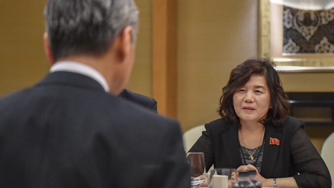 Choe Son Hui, vice-ministra das Relações Exteriores da Coreia do Norte, durante reunião diplomática com representantes dos EUA em Cingapura.