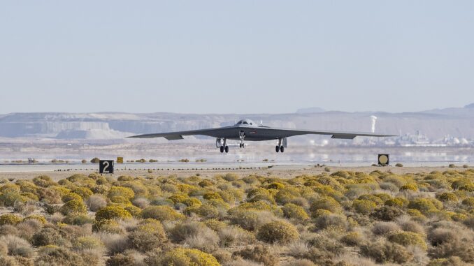 B-21 Raider, bombardeiro stealth, aterrissando em Edwards Air Force Base durante testes de voo.