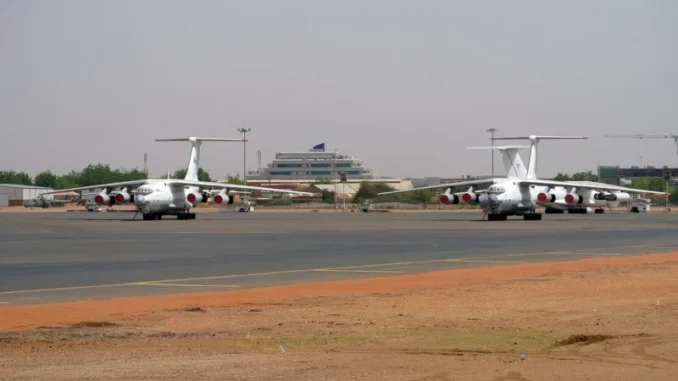 Avião destruído em Nyala, Sudão, após ataque aéreo durante o conflito entre exército e RSF, com mercenários colombianos a bordo.