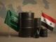 Barris de petróleo com bandeiras da Arábia Saudita e Síria, simbolizando fornecimento de combustível e cooperação econômica entre os países.