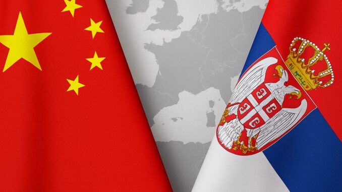 Bandeiras da China e da Sérvia lado a lado, simbolizando o tratado de extradição entre os dois países.