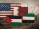 Bandeiras dos Estados Unidos, Catar, Emirados Árabes Unidos e Palestina sobre fundo de destruição em Gaza, simbolizando discussões internacionais sobre administração temporária e reconstrução pós-guerra.