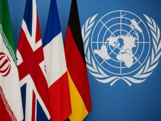 Bandeiras do Irã, Reino Unido, França e Alemanha lado a lado diante do símbolo da ONU.