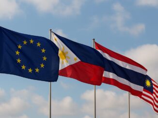 Bandeiras da União Europeia, Filipinas, Tailândia e Malásia balançando juntas ao vento, representando acordos de comércio e cooperação internacional.