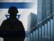 Silhueta de reservista israelense sobre a bandeira de Israel, com prédios de bancos ao fundo e gráfico de lucros ascendentes, simbolizando tensões militares e ganhos econômicos.