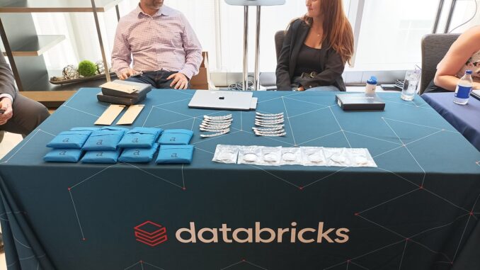 Estande da Databricks em evento de tecnologia, representando a expansão da empresa no Brasil e na América Latina.