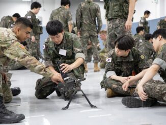 Soldados sul-coreanos do programa KATUSA realizando treinamento de desarme de armas e resposta a ameaças químicas, biológicas, radiológicas e nucleares em Camp Humphreys, agosto de 2025.