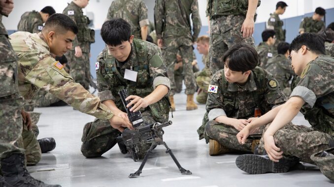 Soldados sul-coreanos do programa KATUSA realizando treinamento de desarme de armas e resposta a ameaças químicas, biológicas, radiológicas e nucleares em Camp Humphreys, agosto de 2025.