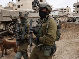 Tropas das Forças de Defesa de Israel (IDF) armadas avançam na Cidade de Gaza com um cão de detecção, próximo a prédios destruídos e veículos militares.