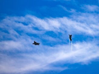 Dois caças da OTAN sobrevoam o céu da Estônia durante exercícios militares, destacando a presença aliada na defesa do espaço aéreo do Báltico em setembro de 2025.