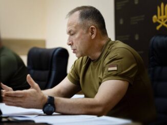 Oleksandr Syrskyi, chefe do Estado-Maior das Forças Armadas da Ucrânia, em reunião de análise das operações militares de agosto de 2025, falando e gesticulando, sentado à mesa com documentos.