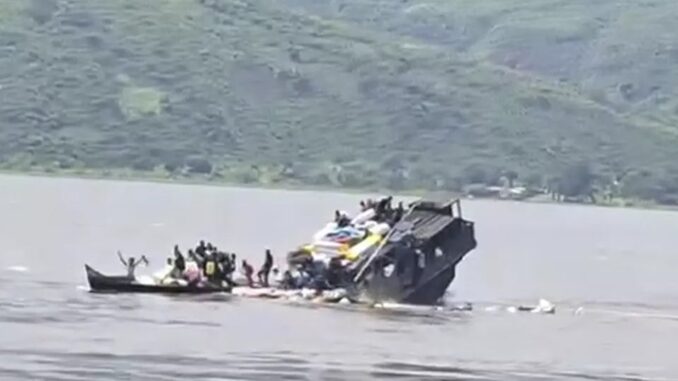 Acidente fluvial no rio Congo na República Democrática do Congo: barco sobrecarregado começa a virar com passageiros à bordo.